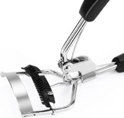INTER-ESQUE® Wimperkruller Met Kam - Eyelash Curler + 5x Gratis Extra Siliconen Pad - Zwart/Zilver -Modecosmetica Winkel 1200x1142 6