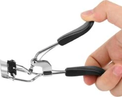 INTER-ESQUE® Wimperkruller Met Kam - Eyelash Curler + 5x Gratis Extra Siliconen Pad - Zwart/Zilver -Modecosmetica Winkel 1200x955 1