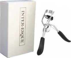 INTER-ESQUE® Wimperkruller Met Kam - Eyelash Curler + 5x Gratis Extra Siliconen Pad - Zwart/Zilver -Modecosmetica Winkel 1200x978 2