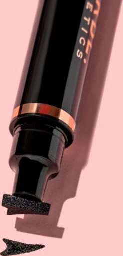 MARBL. Cosmetics - Easy Wing - Eyeliner Stempel - 8mm - Waterproof - Vlekproof - Vegan - Dierproefvrij 17 MARBL. Cosmetics - Easy Wing - Eyeliner Stempel - 8mm - Waterproof - Vlekproof - Vegan - Dierproefvrij -Modecosmetica Winkel 577x1200 1