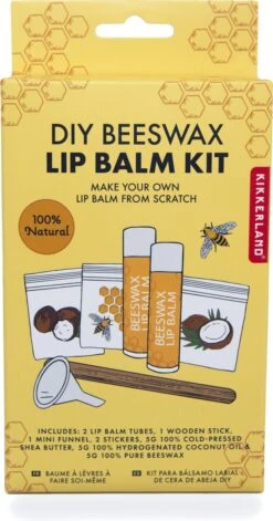 Kikkerland DIY Bijenwas Lip Balsem Kit - Maak Je Eigen Lippenbalsem - 100% Natuurlijk - Voor Twee Balsem Sticks 11 Kikkerland DIY Bijenwas Lip Balsem Kit - Maak Je Eigen Lippenbalsem - 100% Natuurlijk - Voor Twee Balsem Sticks -Modecosmetica Winkel 629x1200