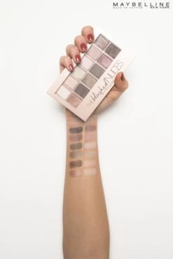 Maybelline The Blushed Nudes OogschaduwPalette - 12 Roze Nude Tinten 21 Maybelline The Blushed Nudes OogschaduwPalette - 12 Roze Nude Tinten -Modecosmetica Winkel 801x1200 2
