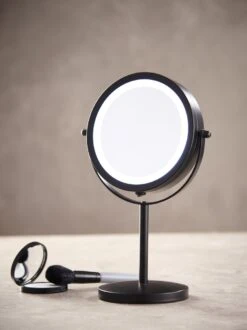 DAY Make-up Spiegel Met Verlichting - LED - 360° Draaibaar - Dubbelzijdig - 5x Vergroting - Scheerspiegel 14 DAY Make-up Spiegel Met Verlichting - LED - 360° Draaibaar - Dubbelzijdig - 5x Vergroting - Scheerspiegel -Modecosmetica Winkel 899x1200 9