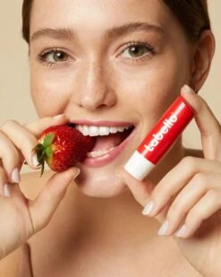 Labello Lippenbalsem Fruity Shine Strawberry Blister (5.5ml) 8 Labello Lippenbalsem Fruity Shine Strawberry Blister (5.5ml) -Modecosmetica Winkel 960x1200